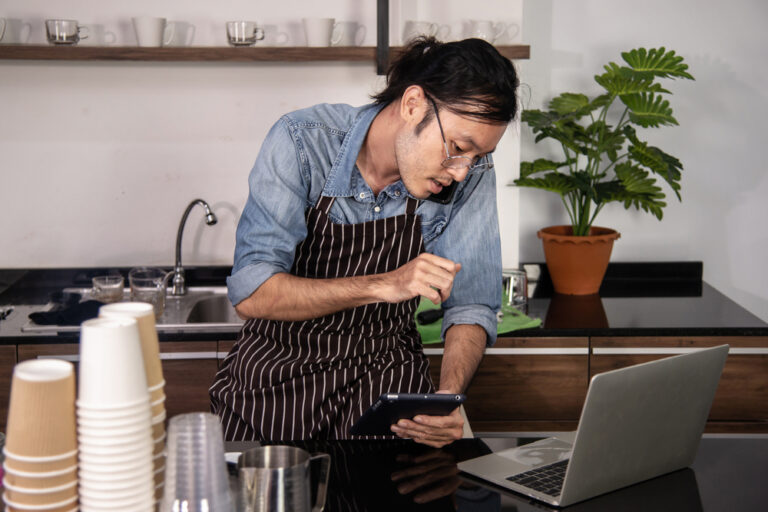 Cafe owner using technology to manage labor and control restaurant labor cost