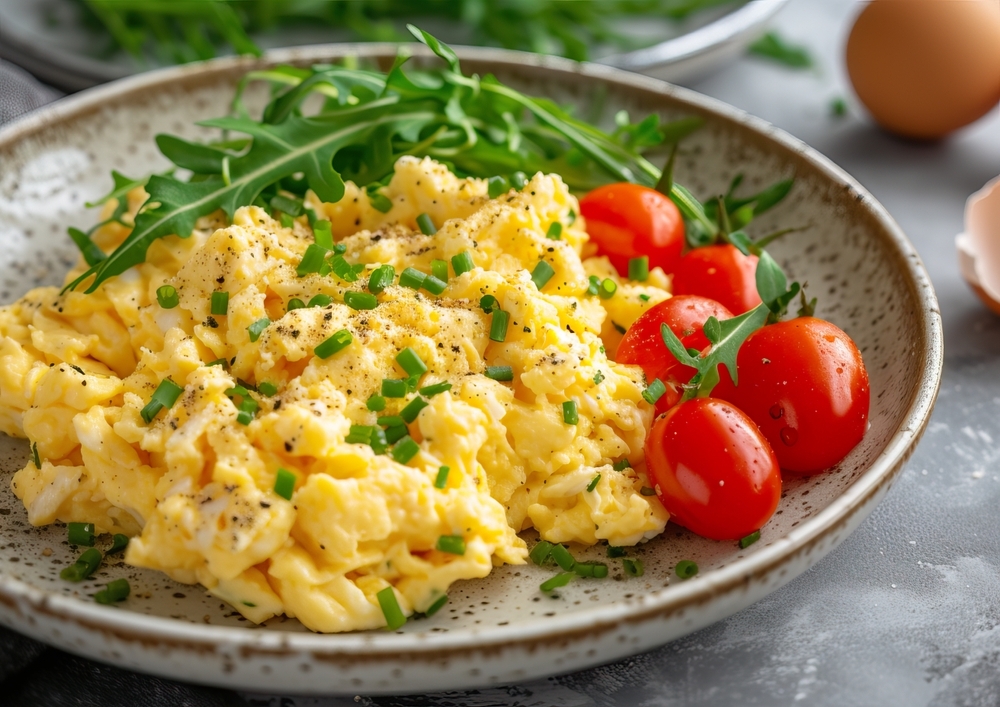 Scrambled eggs on a plate