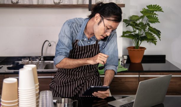 Cafe owner using technology to manage labor and control restaurant labor cost